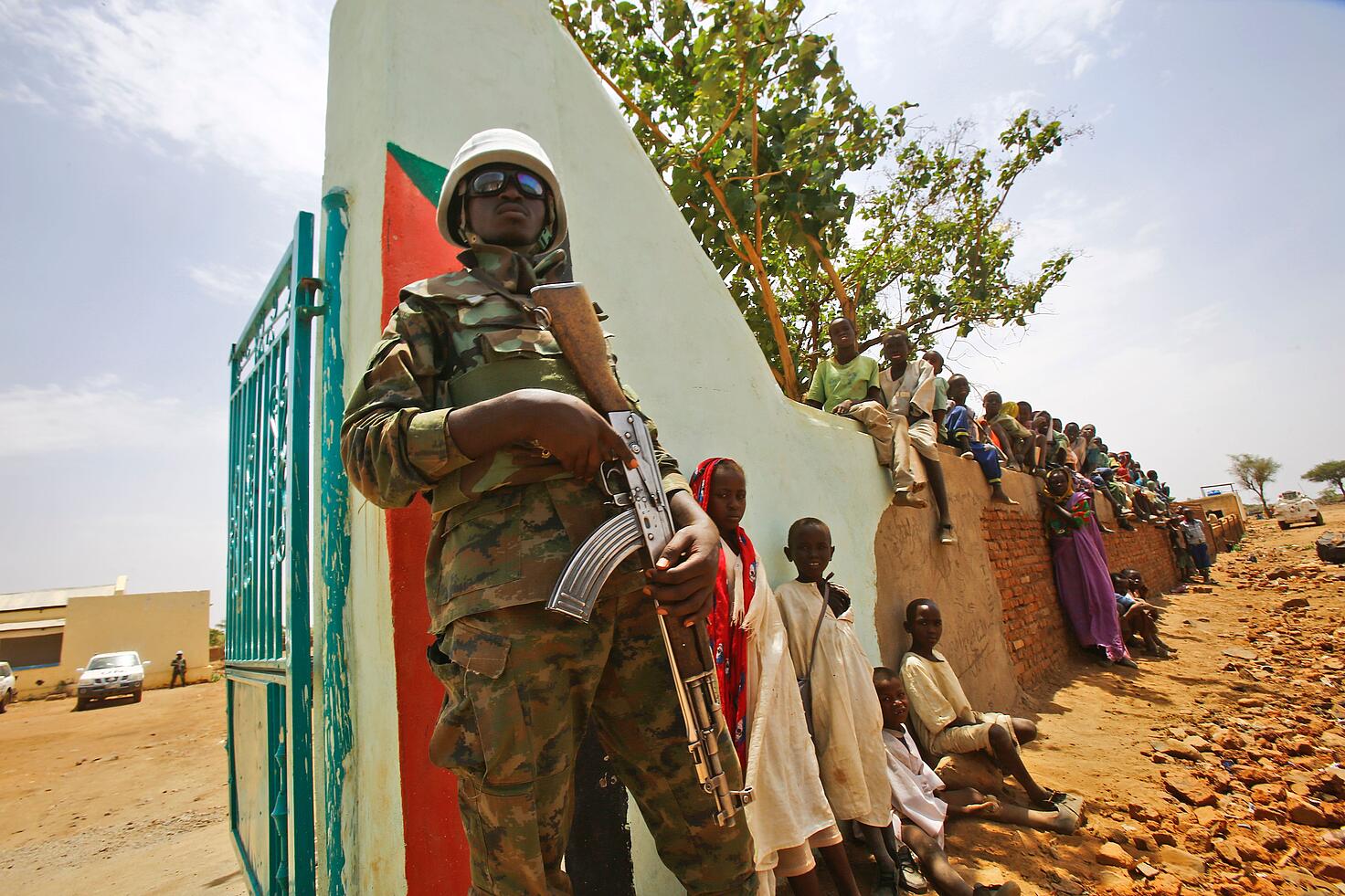 Un soldado de la misión de paz de la ONU hace guardia frente un edificio en la localidad de Golo