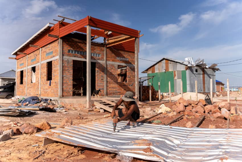 Un hombre intenta reparar su vivienda tras sufrir daños a causa de una fuerte tormenta