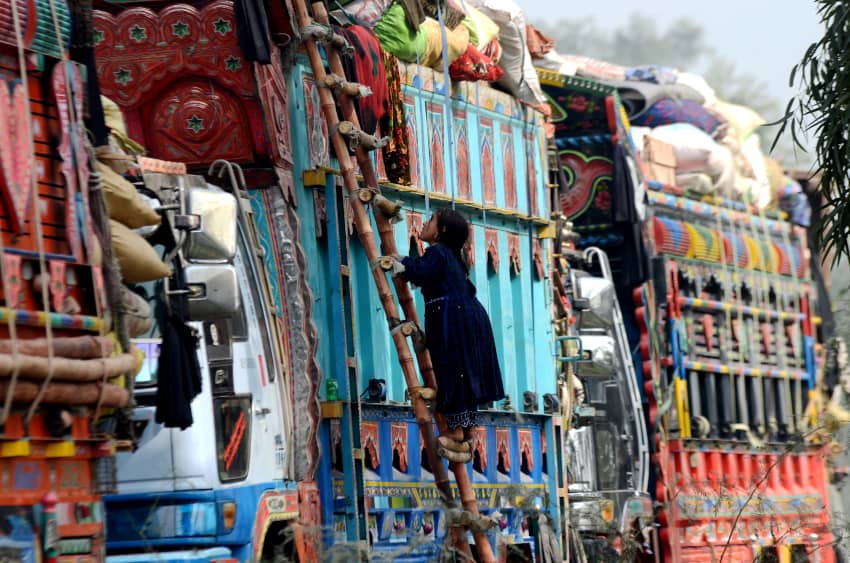 Una niña baja de un camión en un paso fronterizo entre Pakistán y Afganistán