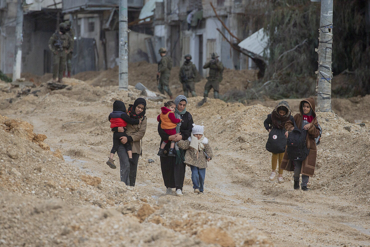 Un grupo de mujeres y niños camina por un sendero embarrado en el campamento de refugiados de Nur Shams el 10 de febrero de 2025. Las fuertes...