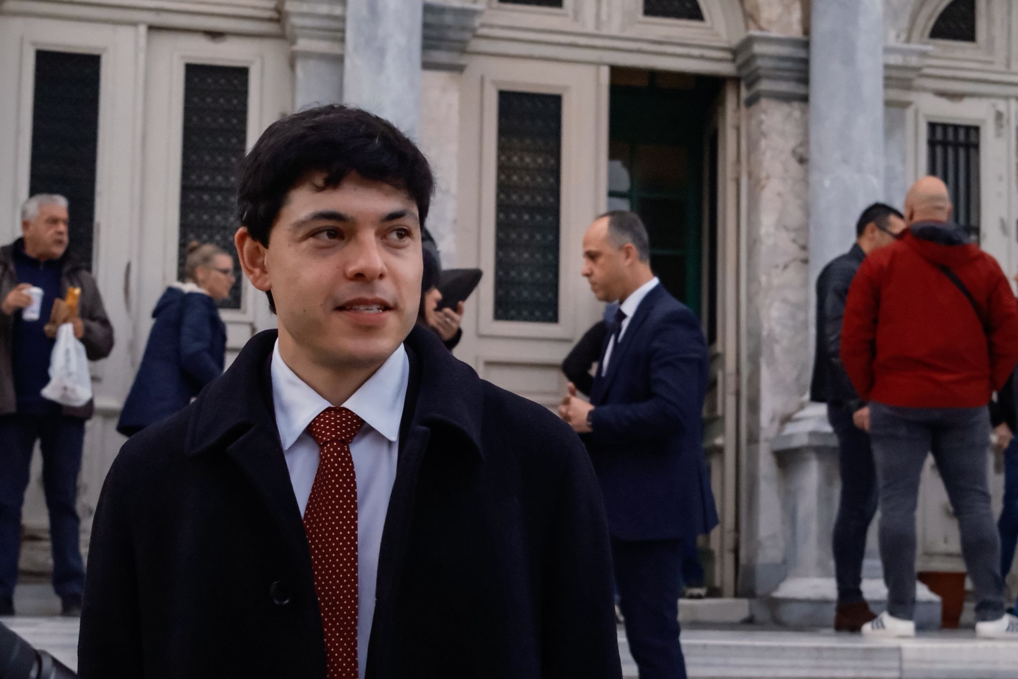 Sean Binder y una delegación de Amnistía Internacional en los alrededores de los juzgados de Lesbos, Grecia.