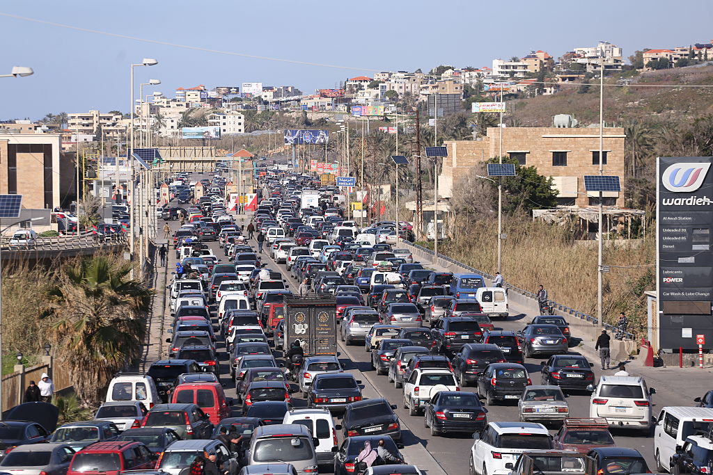 Miles de civiles libaneses huyeron de sus hogares en el sur del Líbano y el valle de la Beqaa el 2 de marzo de 2026, tras las amenazas de ataque...