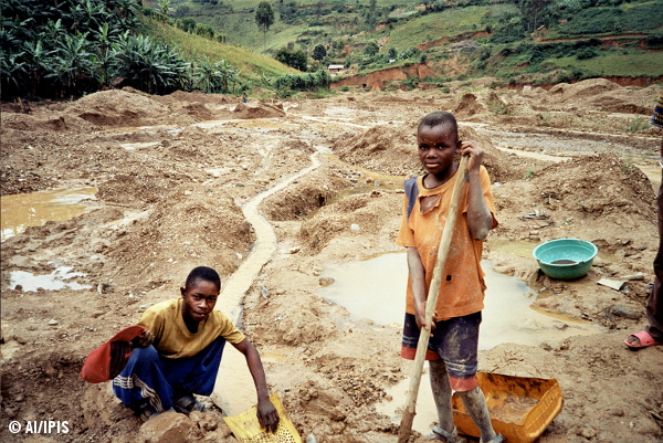 Niños trabajando en una mina de oro a cielos abierto