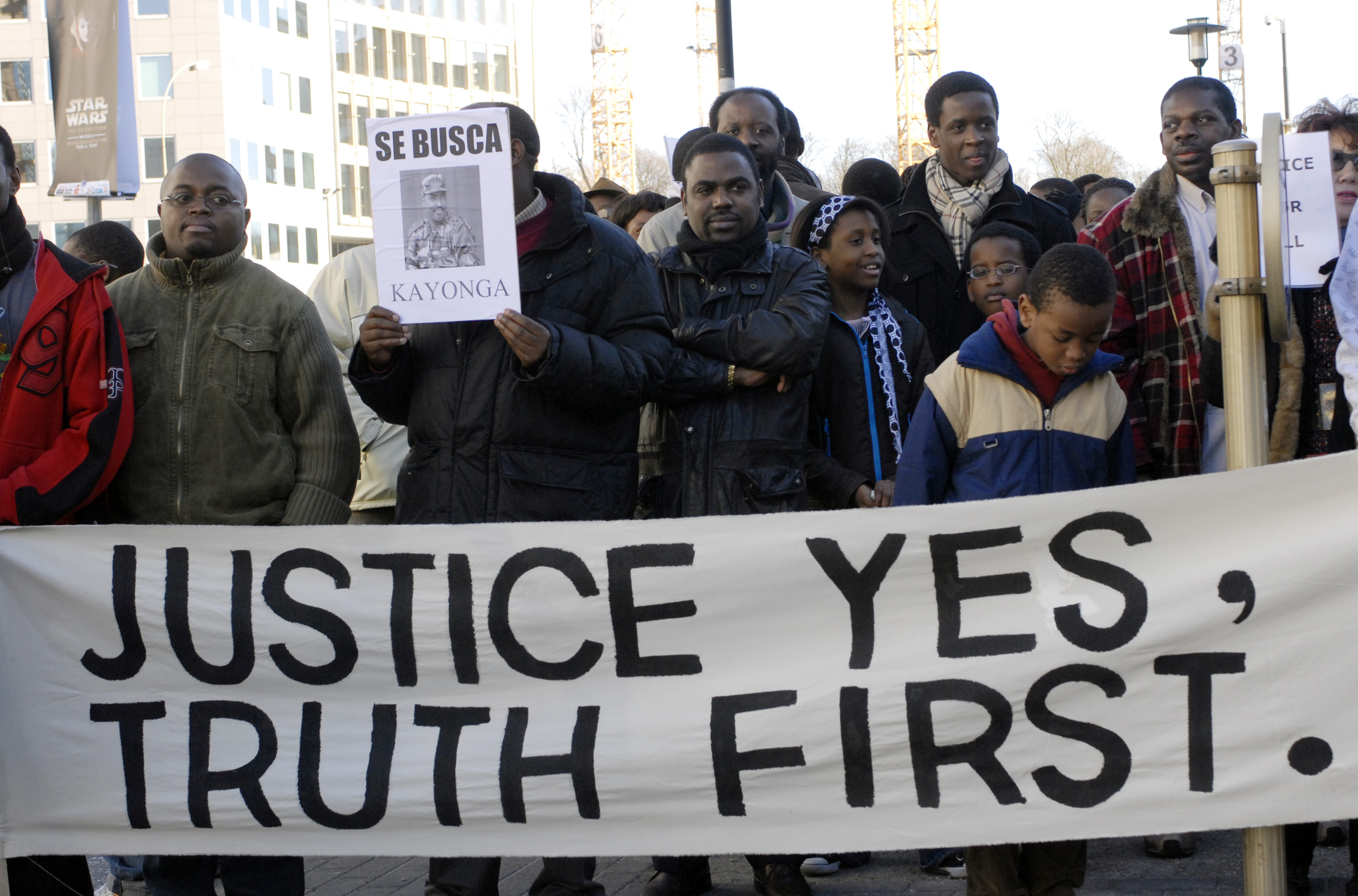Cientos de manifestantes se concentran frente a la sede de la Comisión de la Unión Europea en Bruselas, el sábado 9 de febrero de 2008, para apoyar la acusación de un juez español contra 40 oficiales del ejército ruandés tras el genocidio de Ruan Cientos de manifestantes se concentran frente a la sede de la Comisión de la Unión Europea en Bruselas, el sábado 9 de febrero de 2008, para apoyar...