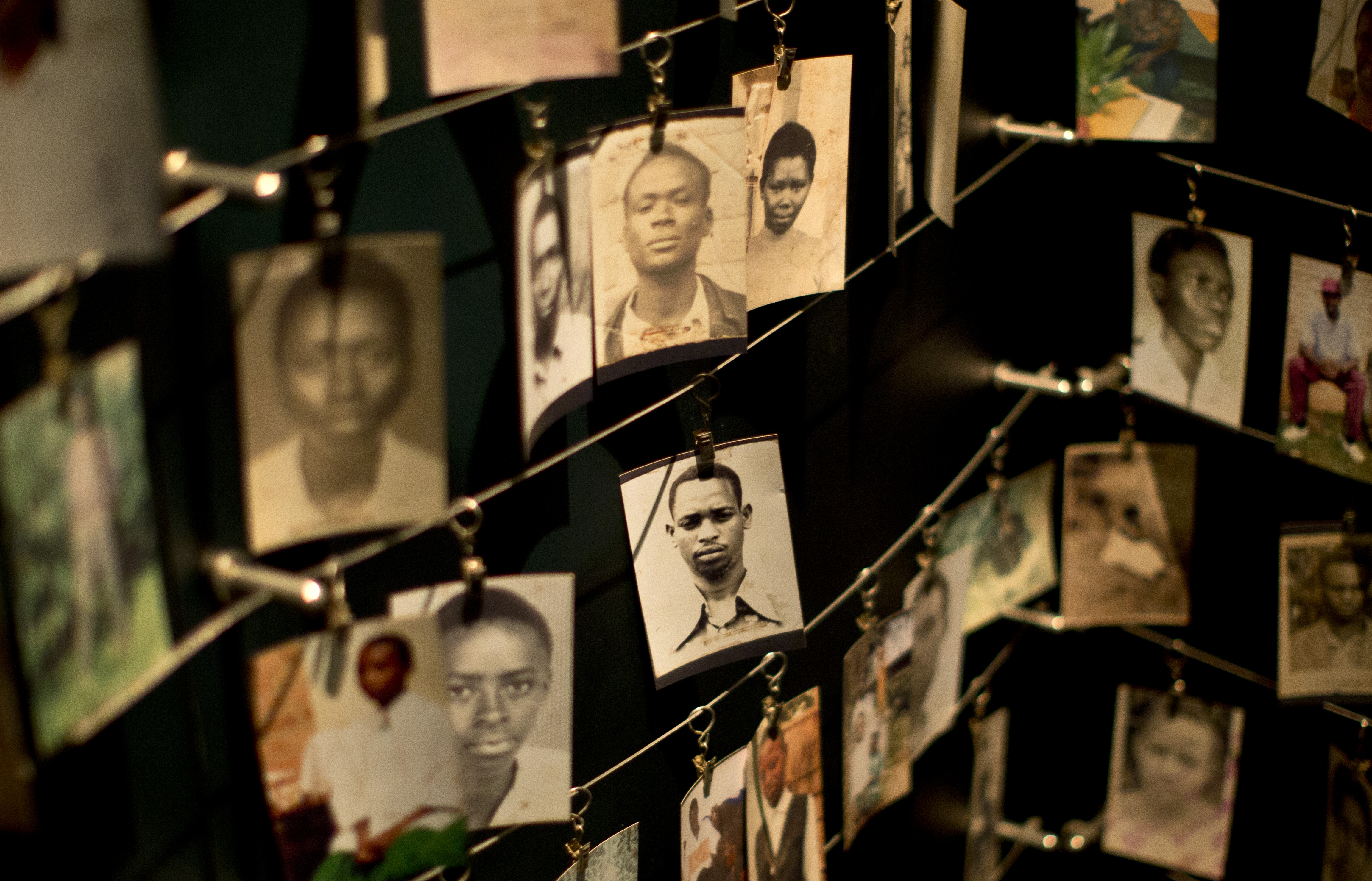 Fotografías de personas fallecidas expuestas en el Centro dedicado a la memoria del genocidio en Kigali, Ruanda. Más de 20 años después, muchos perpetradores del genocidio han sido juzgados por los tribunales ruandeses nacionales y comunitarios; por e Fotografías de personas fallecidas expuestas en el Centro dedicado a la memoria del genocidio en Kigali, Ruanda. Más de 20 años después, muchos...