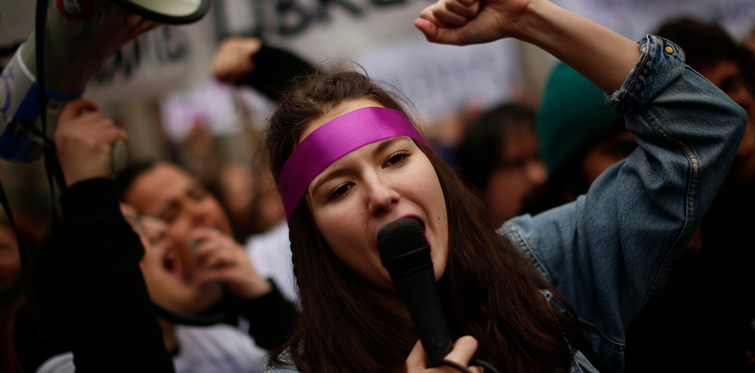 Miles de mujeres gritan consignas durante una protesta en la plaza del Sol durante el Día Internacional de la Mujer en Madrid, el jueves 8 de marzo...