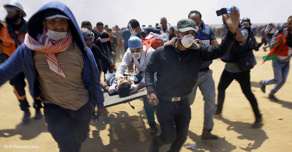 Medicos palestinos evacuando a un herido en camilla