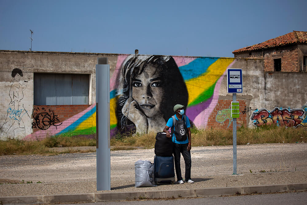 Biram Fall, un migrante de 52 años de Senegal, espera un autobús.