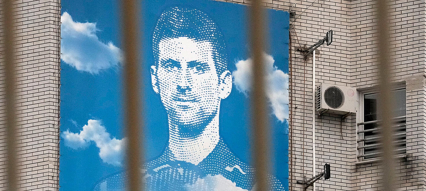 Una valla publicitaria con la imagen del tenista serbio Novak Djokovic, en un edificio de Belgrado, Serbia, el jueves 6 de enero de 2022.