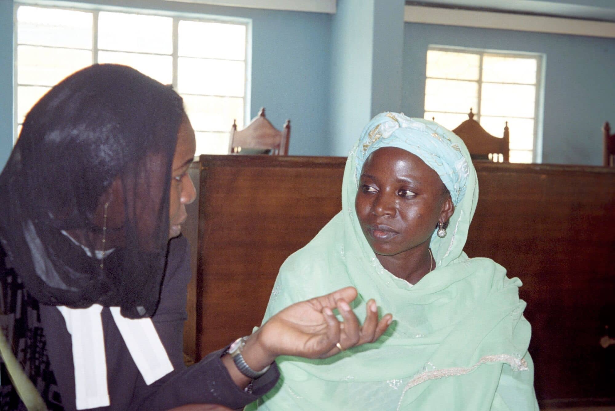 Amina conversa con su abogada en los juzgados de Katsina, en Nigeria, el 25 de marzo de 2003.
