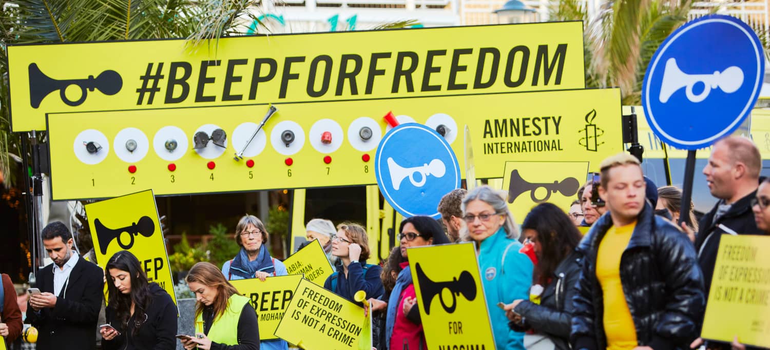Activistas de Amnistía Internacional protestan frente a la embajada de Arabia Saudí