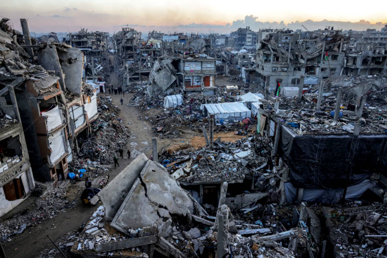 Vista de edificios destruidos en Jabalia, al norte de Gaza, tomada durante el primer día del Ramadán en 2025, en medio de una tregua temporal
