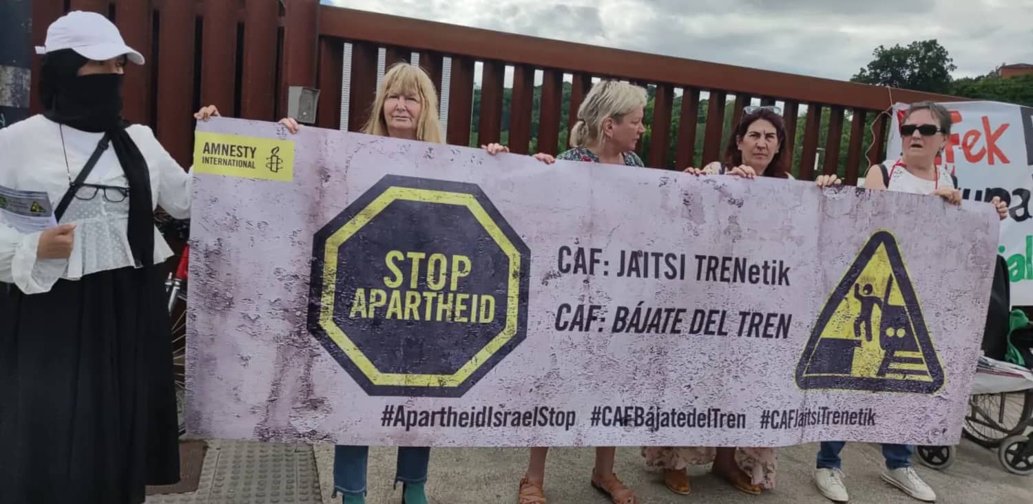 Activistas de Amnistía Internacional piden la retirada de CAF