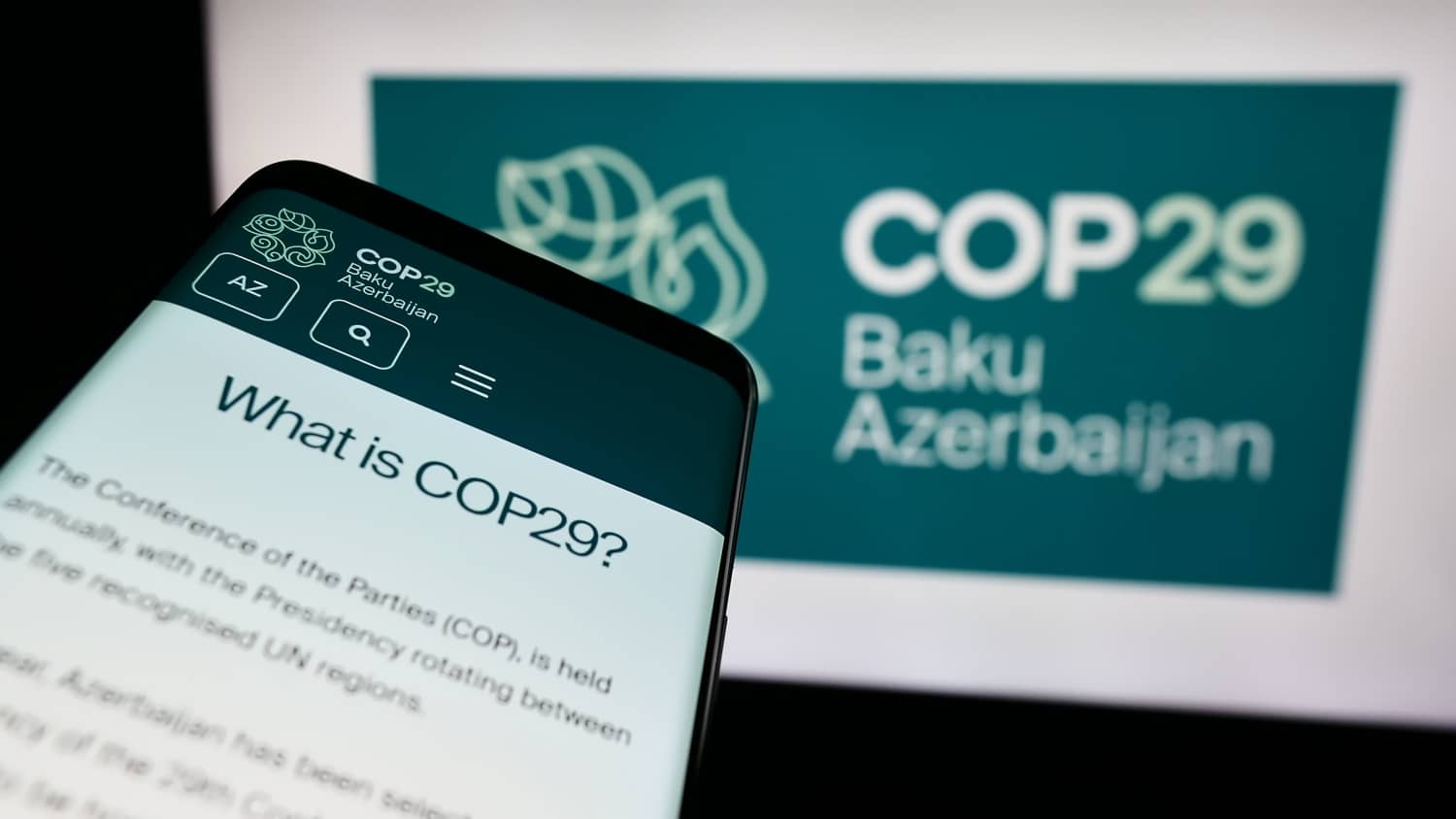 teléfono móvil con el sitio web de la Conferencia de las Naciones Unidas sobre el Cambio Climático 2024 COP29 delante del logotipo