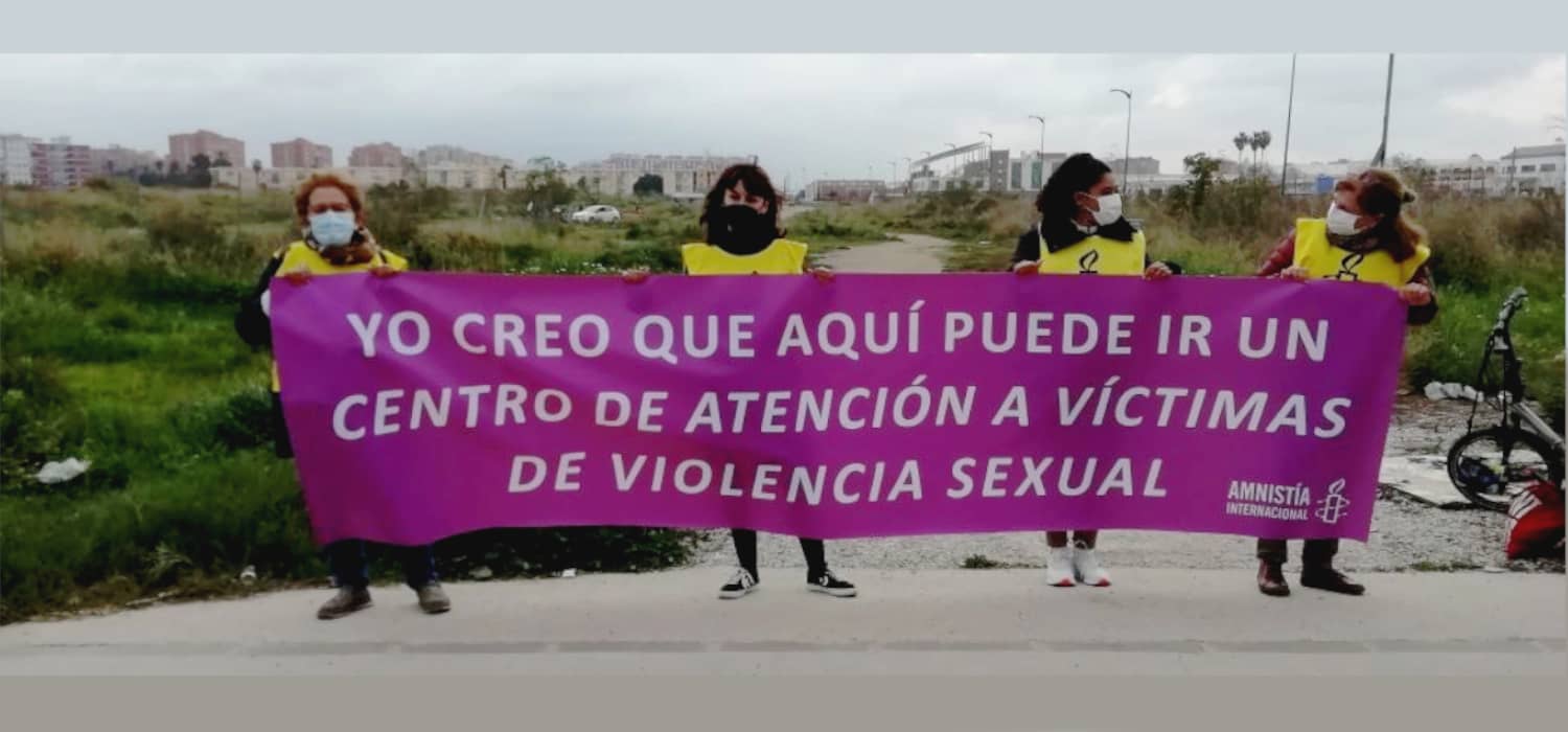 Activistas de Amnistía Internacional reclamando la construcción de un centro de crisis.