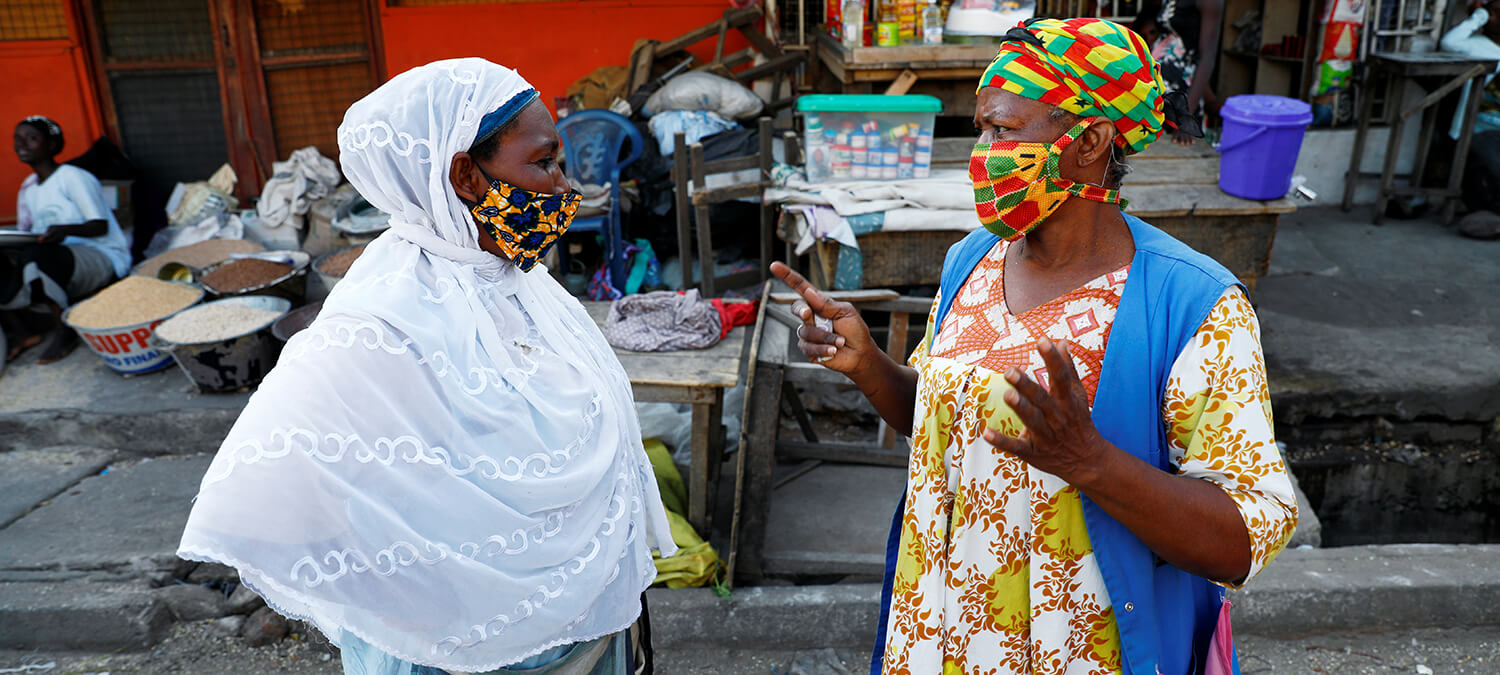 Mujeres con mascarillas charlan en el mercado de Nima mientras Ghana levanta el bloqueo parcial en medio de la propagación de la COVID-19, 20 de...