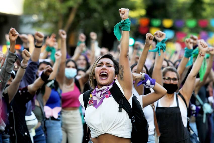 Mujeres participan en una manifestación para conmemorar el Día Internacional de la Mujer en Guadalajara, México