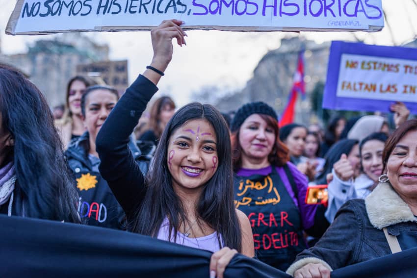 Una mujer sostiene un cartel en el que se lee «no somos histéricas, somos históricas»