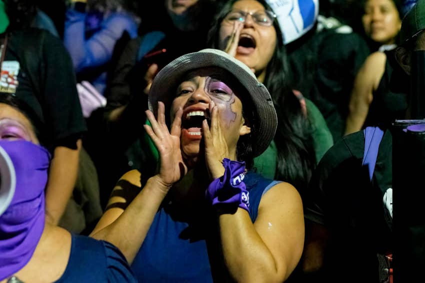 Una mujer canta consignas durante la manifestación.