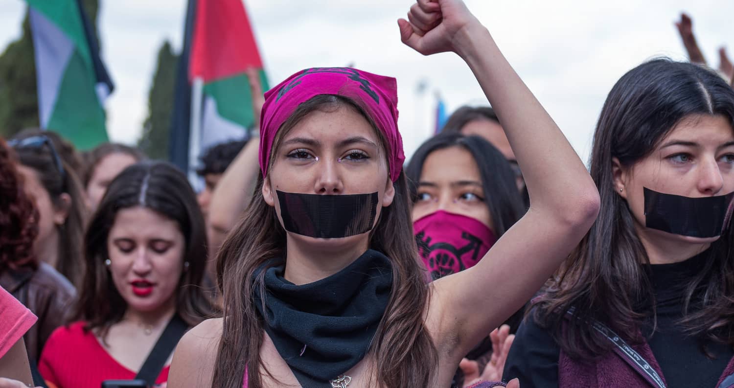 Una manifestante con la boca tapada con cinta adhesiva