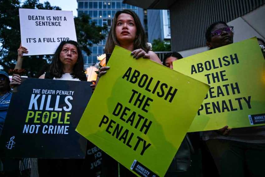 Activistas de Amnistía Internacional contra la pena de muerte