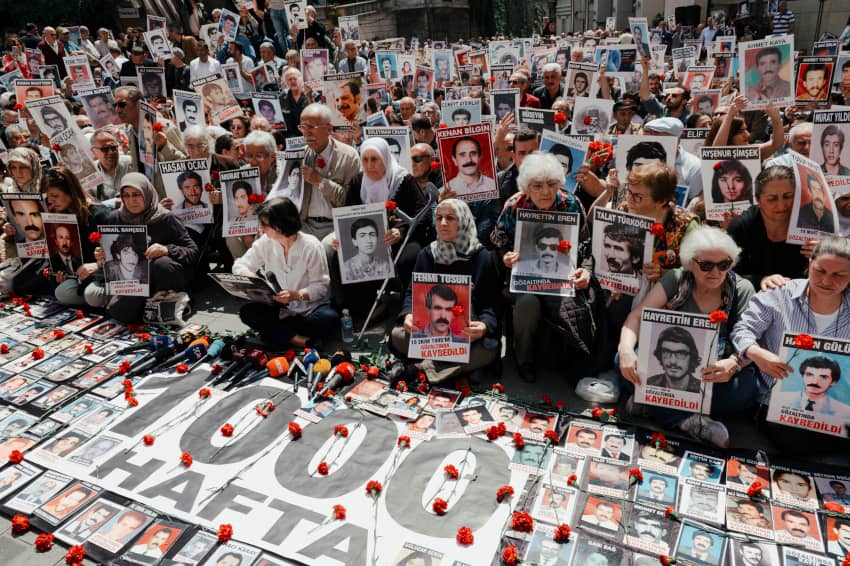 Familiares de desaparecidos en Turquía sostienen retratos de sus seres queridos durante la vigilia número 1000 del grupo Madres de los Sábados en...