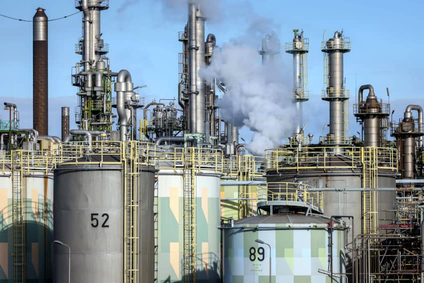 Planta química con chimeneas humeantes en Oberhausen, Alemania, ilustrando el impacto industrial en el medio ambiente.
