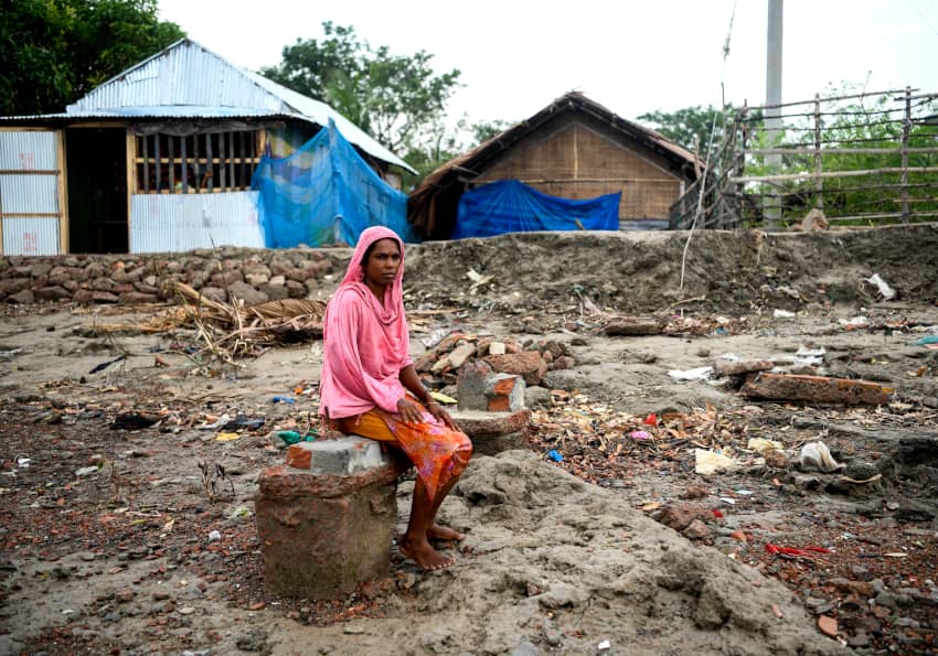 Mujer sentada entre los restos de su casa tras el ciclón Remal en Mongla, Bangladés, ejemplo del impacto humano de la crisis climática.
