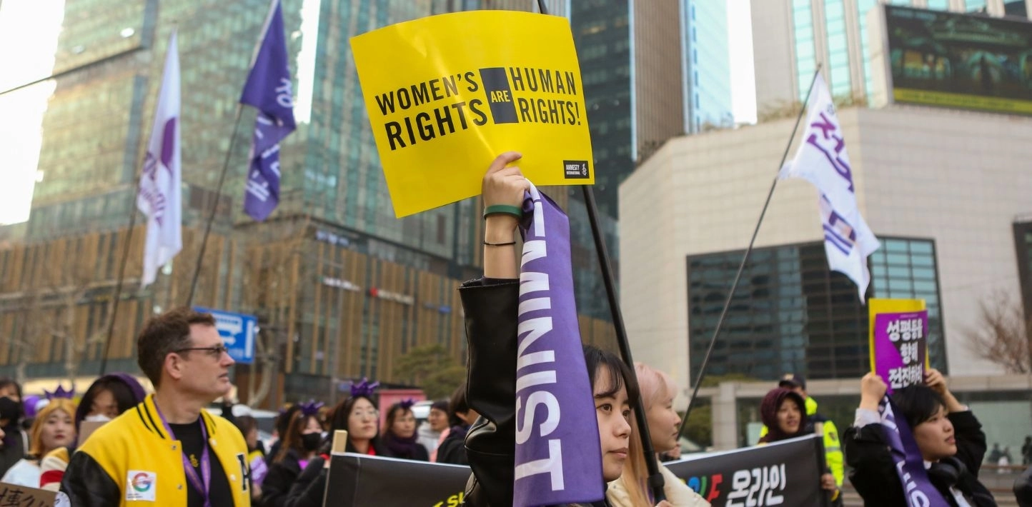 manifestantes en Corea del Sur a favor de los derechos de las mujeres