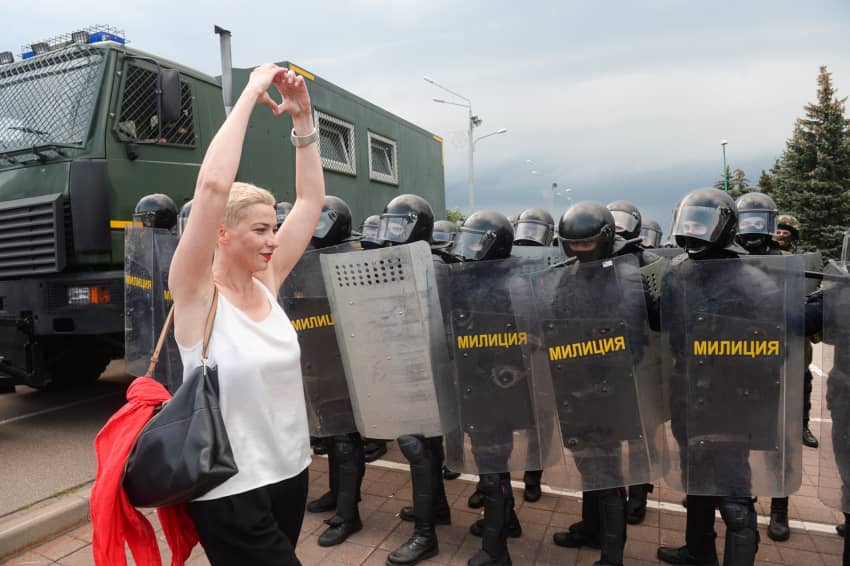 La activista política bielorrusa Maria Kolesnikova forma un corazón con las manos