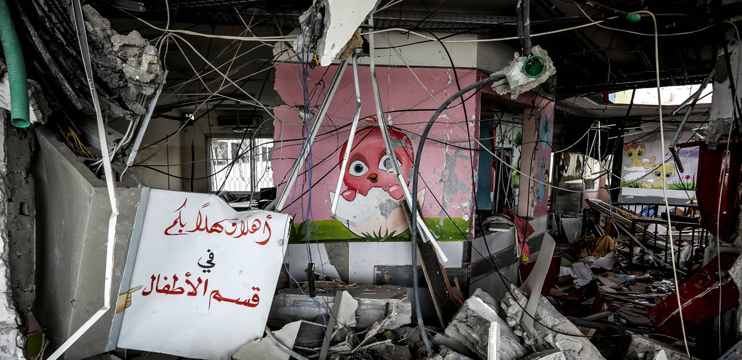 Interior del hospital Abu Yousef Al-Najjar, en Rafah, gravemente dañado tras las operaciones militares en Gaza.