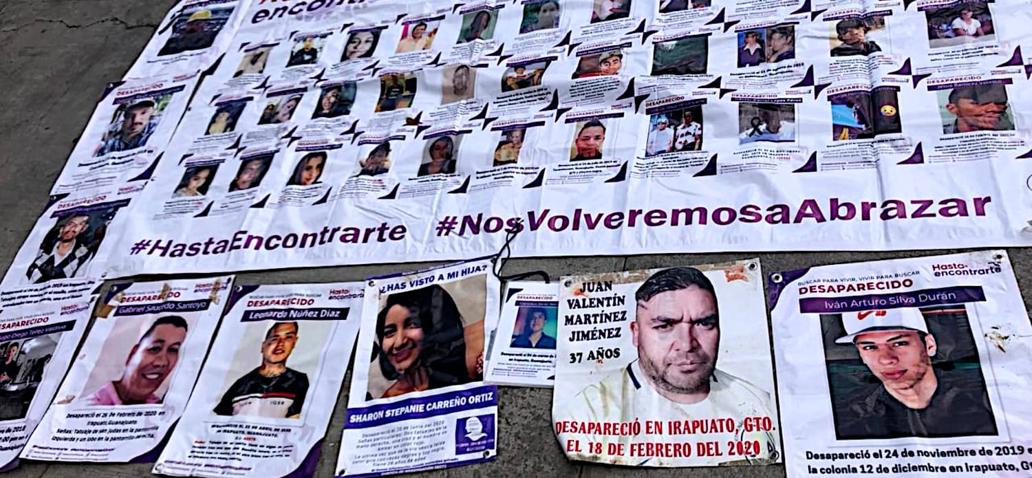 Carteles y mantas con rostros de personas desaparecidas en México, expuestos por colectivos de mujeres buscadoras bajo el lema ‘Hasta encontrarte’