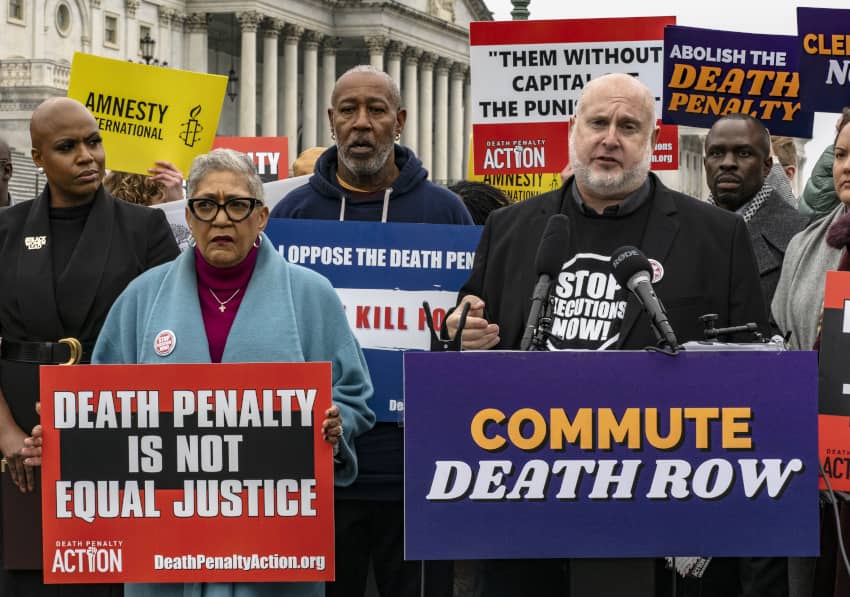 Un grupo de personas Personas sostienen pancartas contra la pena de muerte durante una manifestación.