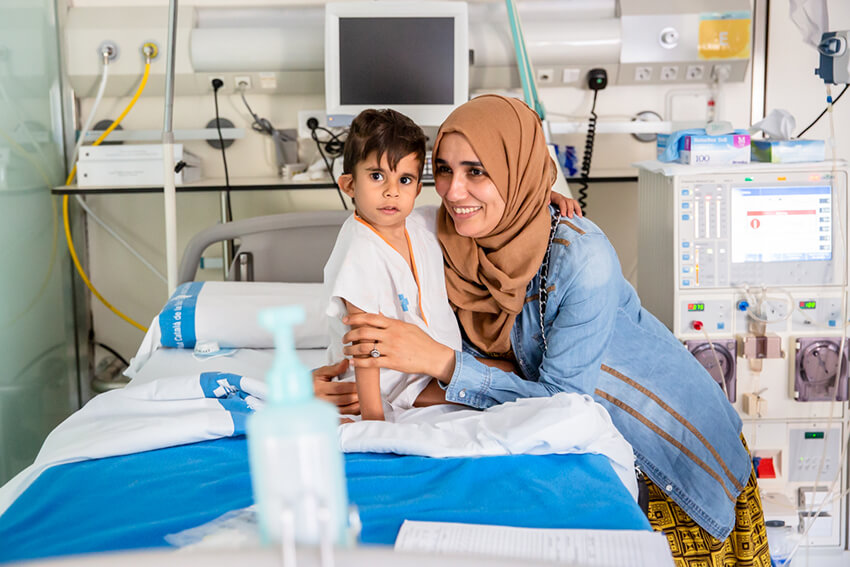 Un menor acude al hospital acompañado de su madre. Recuperar la universalidad en el acceso a la salud es un avance para los derechos humanos.