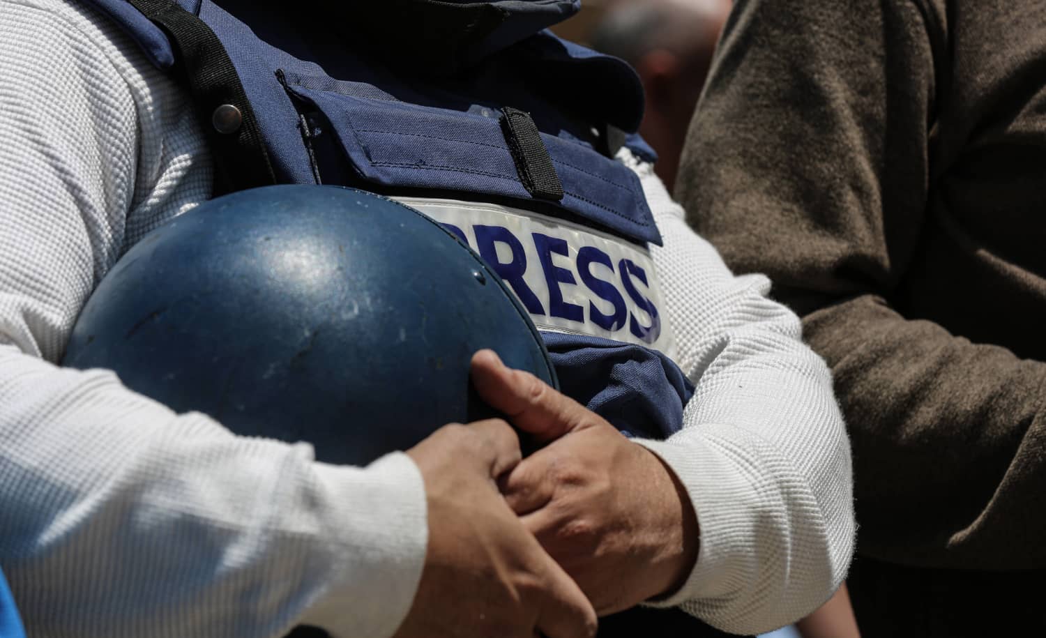 Periodistas palestinos sostienen pancartas durante una manifestación en Gaza por el Día Mundial de la Libertad de Prensa, en memoria de los...