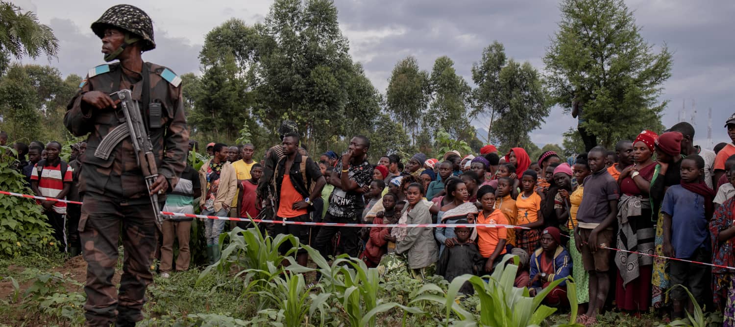 Un soldado monta guardia mientras se celebra un entierro en Kibati, República Democrática del Congo