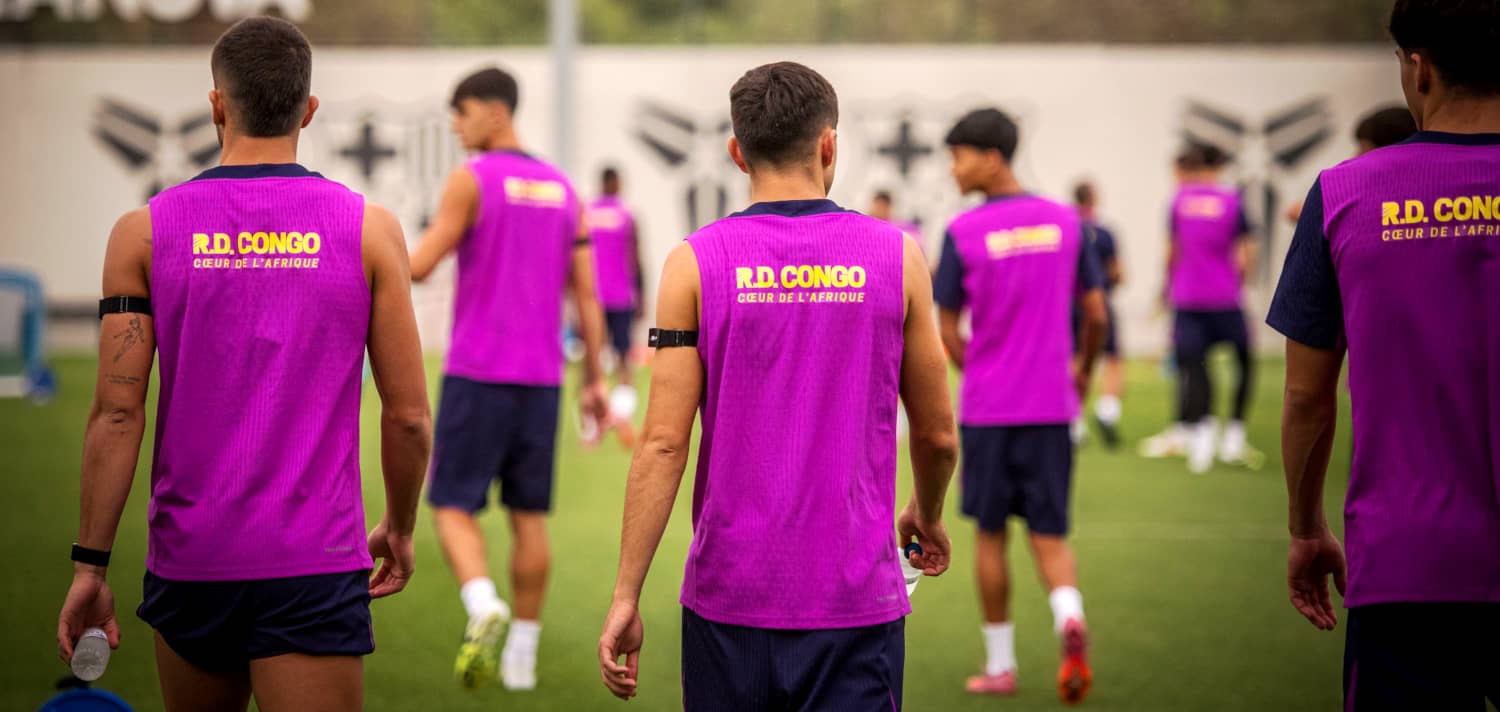 Jugadores FC Barcelona entrenando con petos R.D. Congo Coeur de l’Afrique acuerdo patrocinio sportwashing