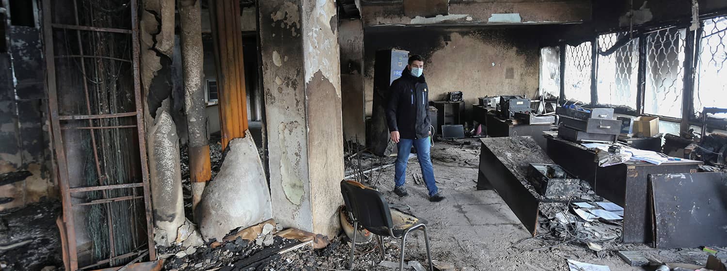 oficina del canal de televisión Mir incendiada durante las protestas en Kazajistán