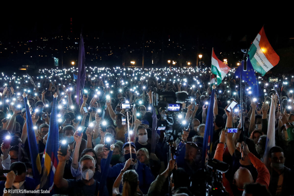 Manifestantes usando la linterna de sus móviles