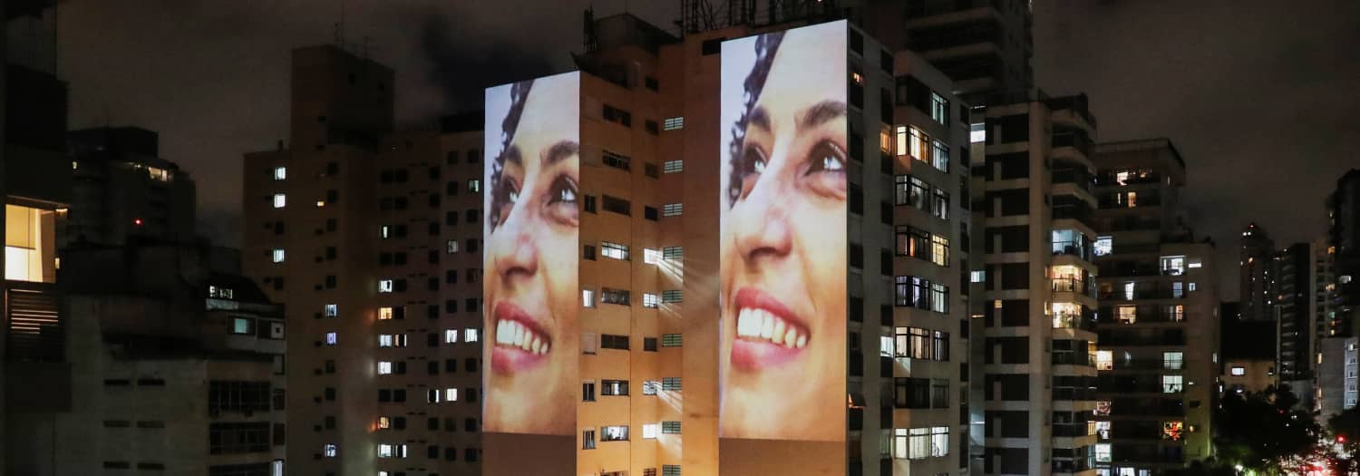Imágenes de la fallecida activista y concejala Marielle Franco proyectadas sobre un edificio durante un homenaje con motivo del tercer aniversario...