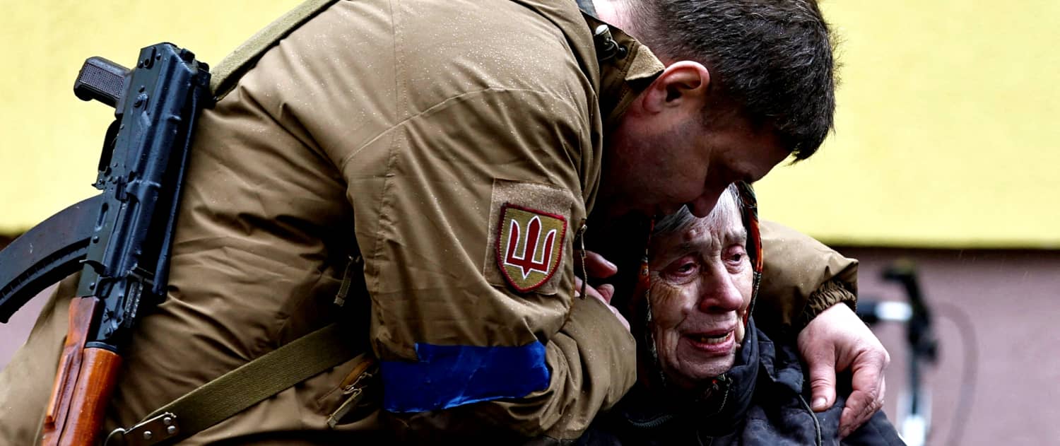 Un militar ucraniano abraza a su madre de 82 años, tras ser evacuada de la ciudad de Irpin, mientras continúa el ataque de Rusia contra Ucrania en...
