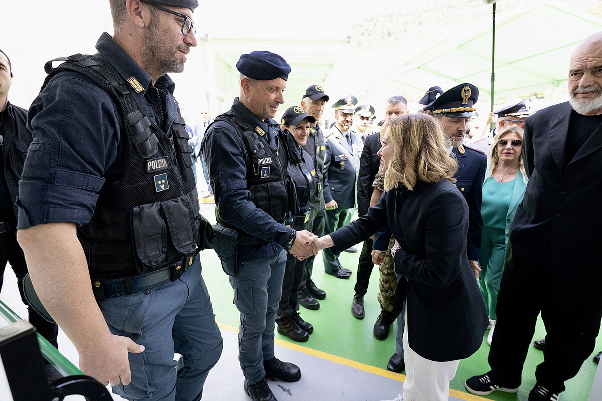 La Primera Ministra, Giorgia Meloni, con el Primer Ministro de la República de Albania, Edi Rama, visita las instalaciones del puerto de Shengjin...