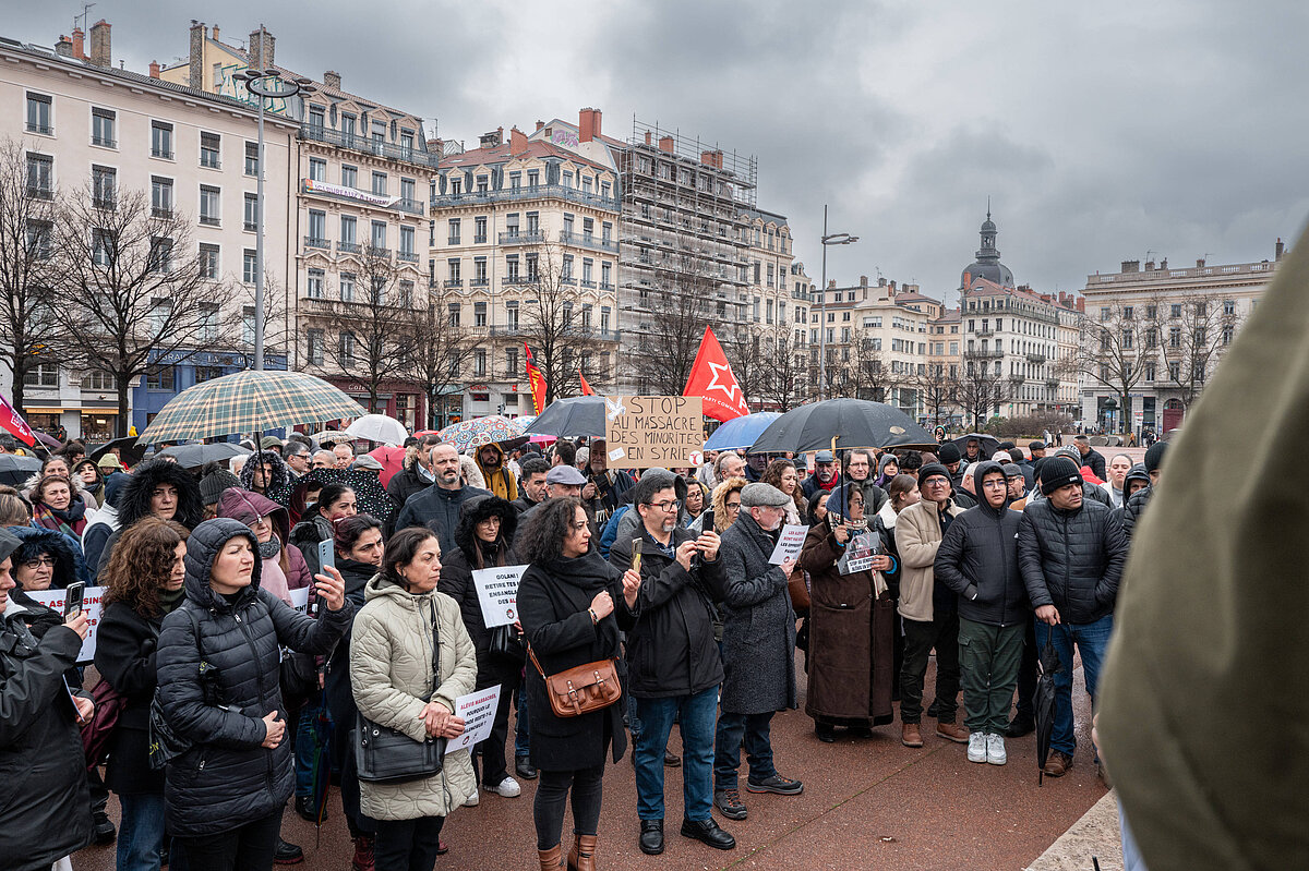 En Lyon, varios centenares de personas se manifestaron contra la violencia ejercida contra las minorías en Siria el 15 de marzo de 2025.