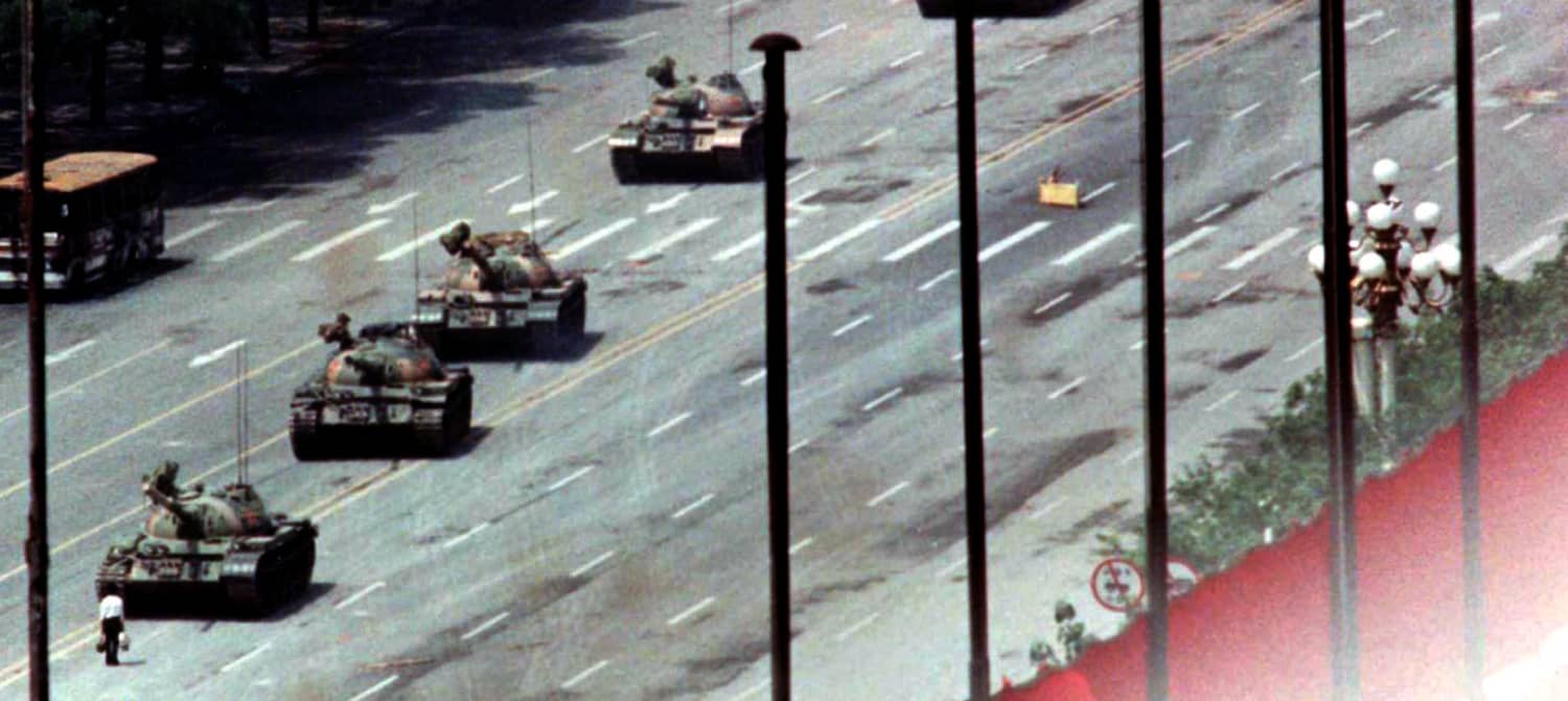 Un desconocido se detiene frente a los tanques. Imagen icónica de la masacre de Tiananmen