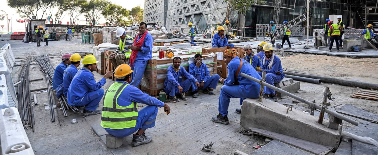 Los trabajadores migrantes en Qatar ven violados sus derechos humanos