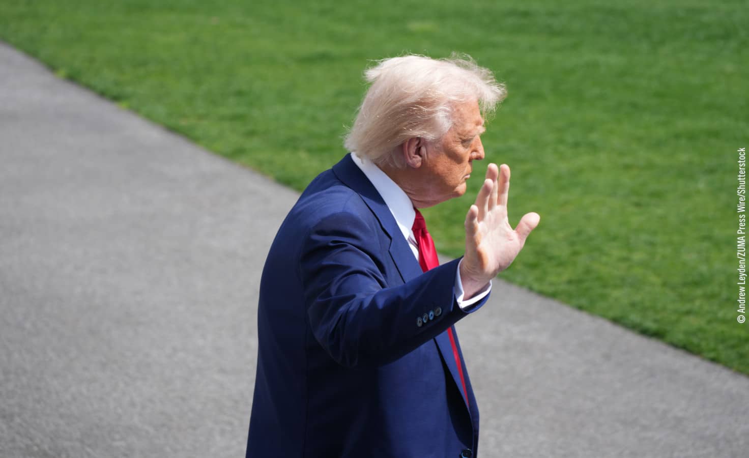 Trump saliendo de la Casa Blanca