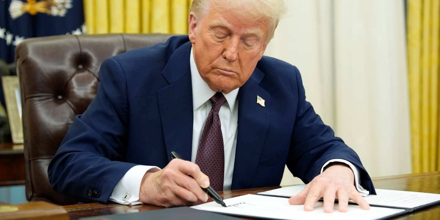 El presidente Trump firmando órdenes ejecutivas