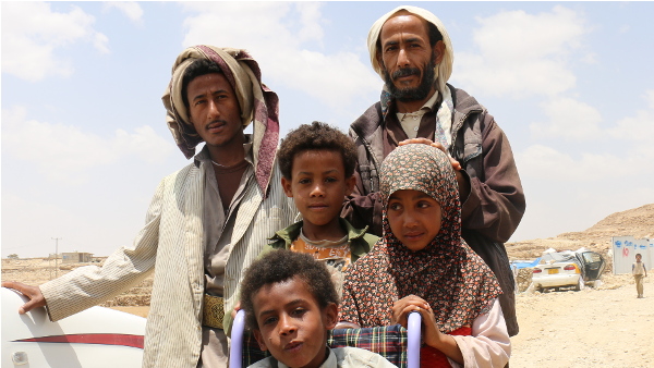 Personas desplazadas en el campamento de desplazados internos en Khamir. Huyeron de sus hogares en Yemen después del inicio de los bombardeos...