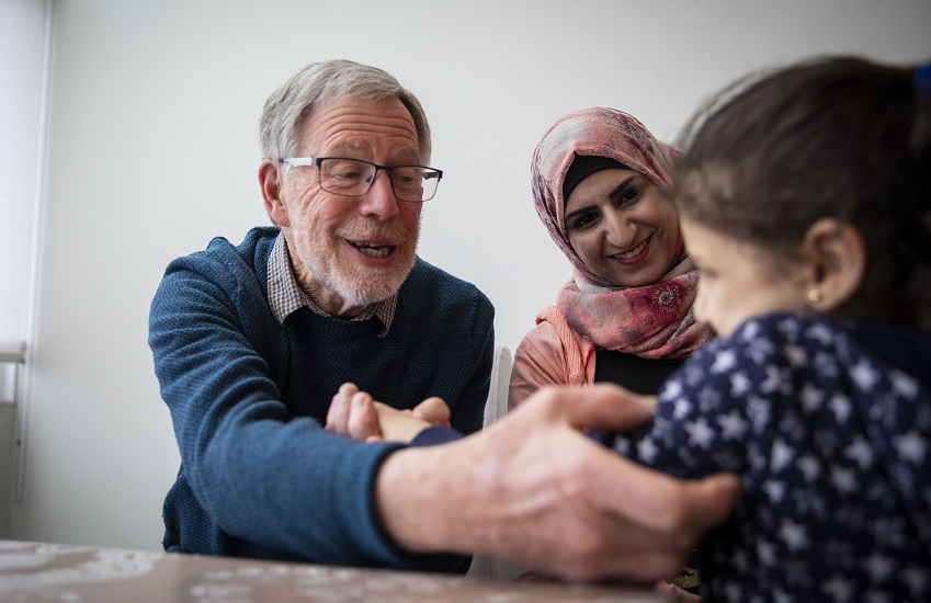 John Barker, 71, con Rahaf, 25, y su hija Aseel, de Siria, en su casa en Londres, Reino Unido, el 10 de junio de 2019. Rahaf y su familia han sido apoyados por un grupo de patrocinadores de la Iglesia Parroquial Hampstead en el norte de Londres. John, un maestro retirado, es una figura clave en el grupo de patrocinio, ve a la familia regularmente y se reúne con el esposo de Rahaf una vez a la semana para enseñarle inglés.