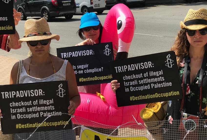 Activistas de Amnistía Internacional se visten de turistas para protestar frente a las oficinas de TripAdvisor por ser cómplices con la existencia y expansión de los asentamientos israelíes ilegales. Te contamos por qué. 